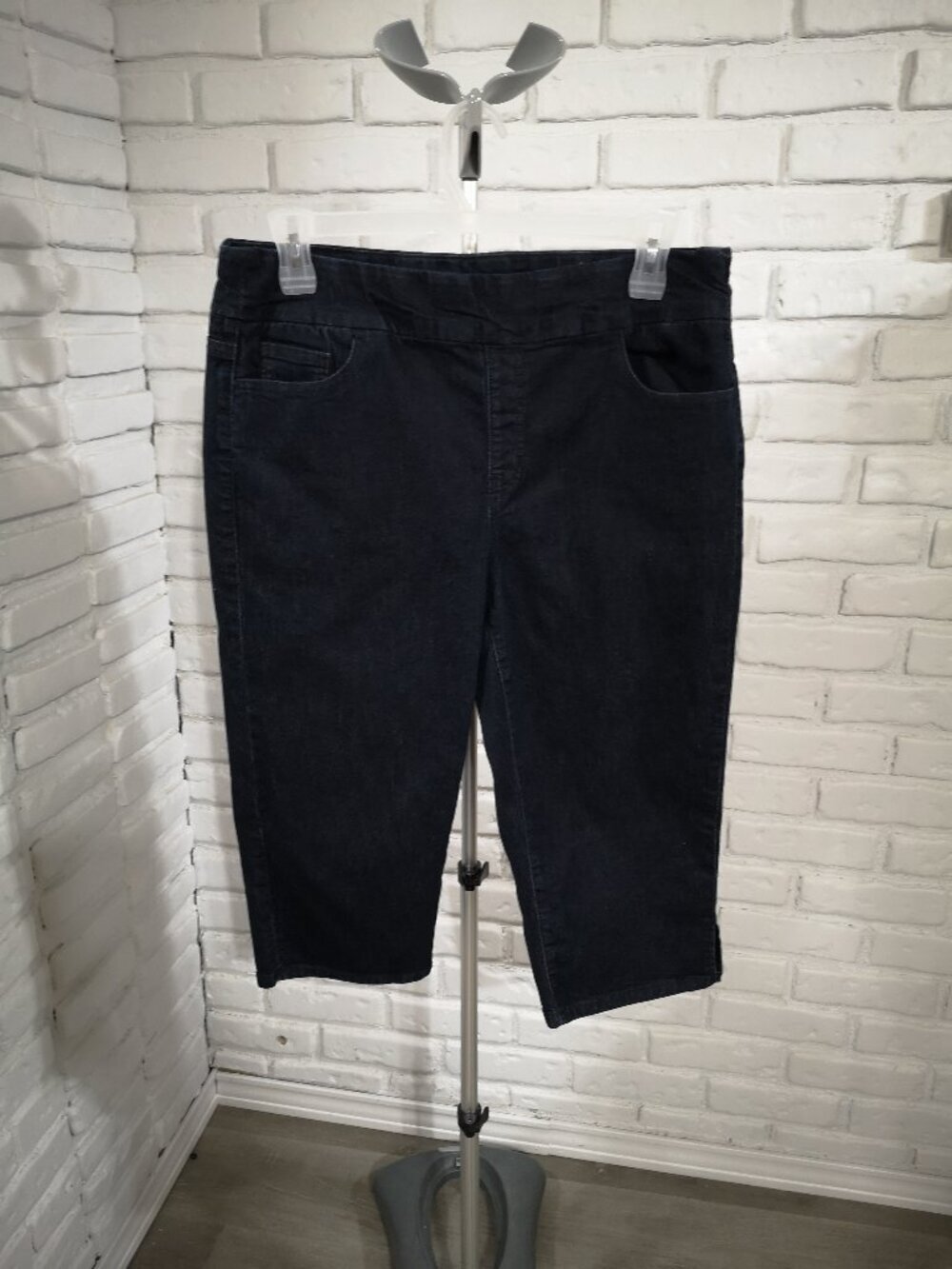 d/c Jeans Ladies Size 18 Dark Wash Pull On Style Blue Denim Capri Pants